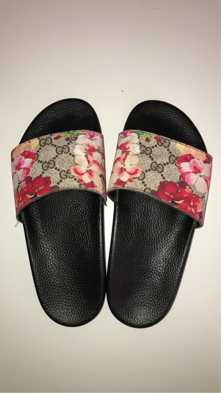 Gucci slippers met bloemenprint, Kleding | Dames, Schoenen, Ophalen of Verzenden, Zo goed als nieuw, Overige kleuren, Slippers