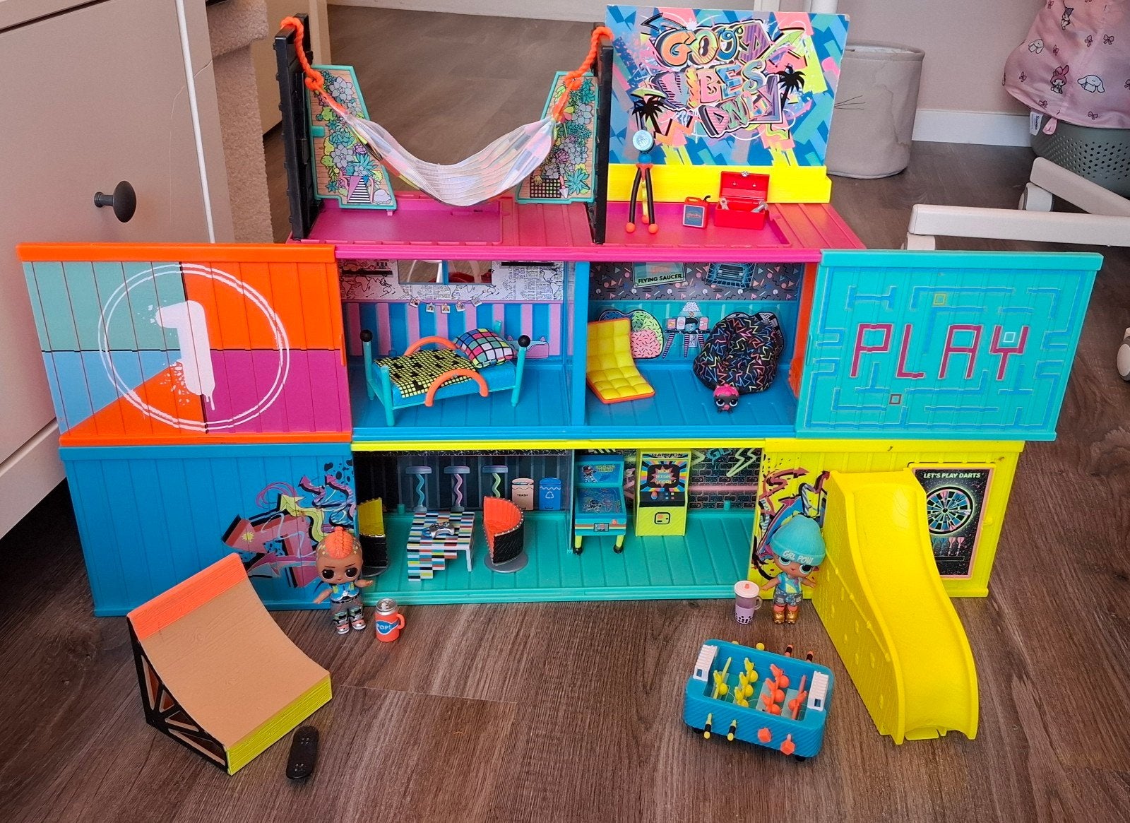 Speelgoed L.O.L. Surprise! Clubhouse
met 2 poppetjes, Kinderen en Baby's, Speelgoed | Poppenhuizen, Ophalen of Verzenden, Poppenhuis