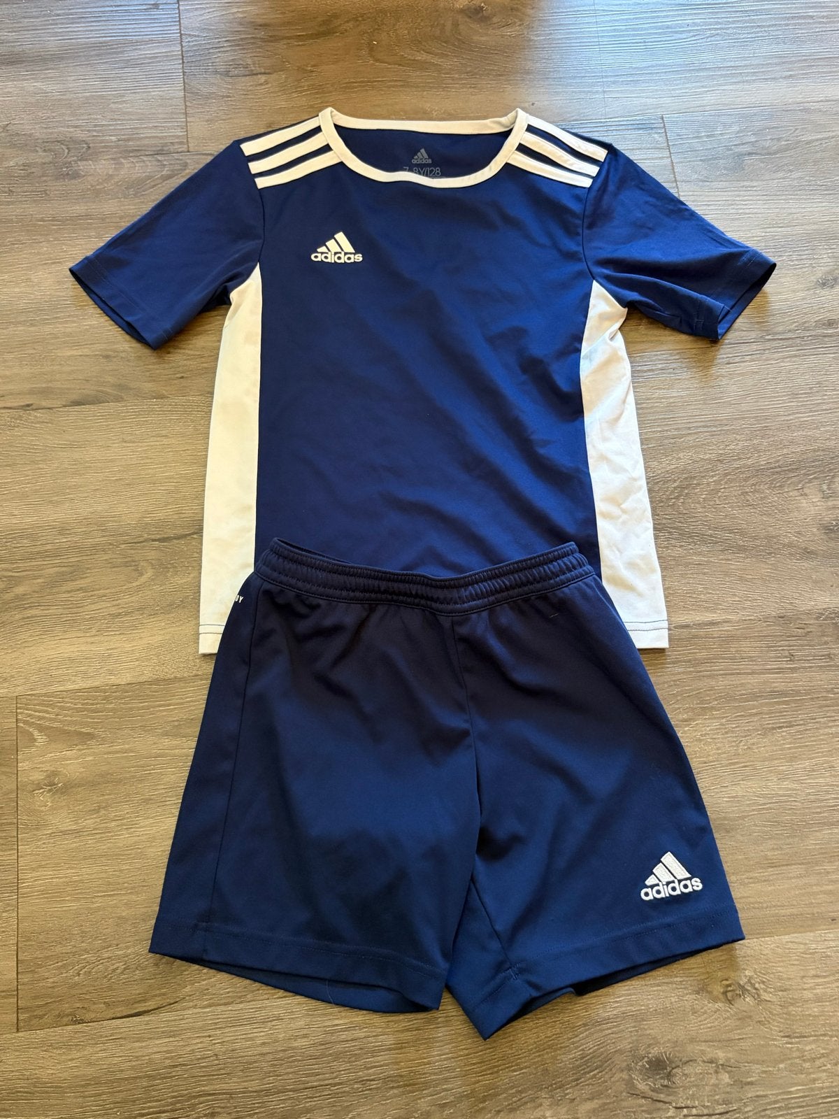 Adidas voetbalsetje - shirt en broekje - Maat 128, Ophalen of Verzenden, Zo goed als nieuw, Voetbal, Maat 48/50 (M)