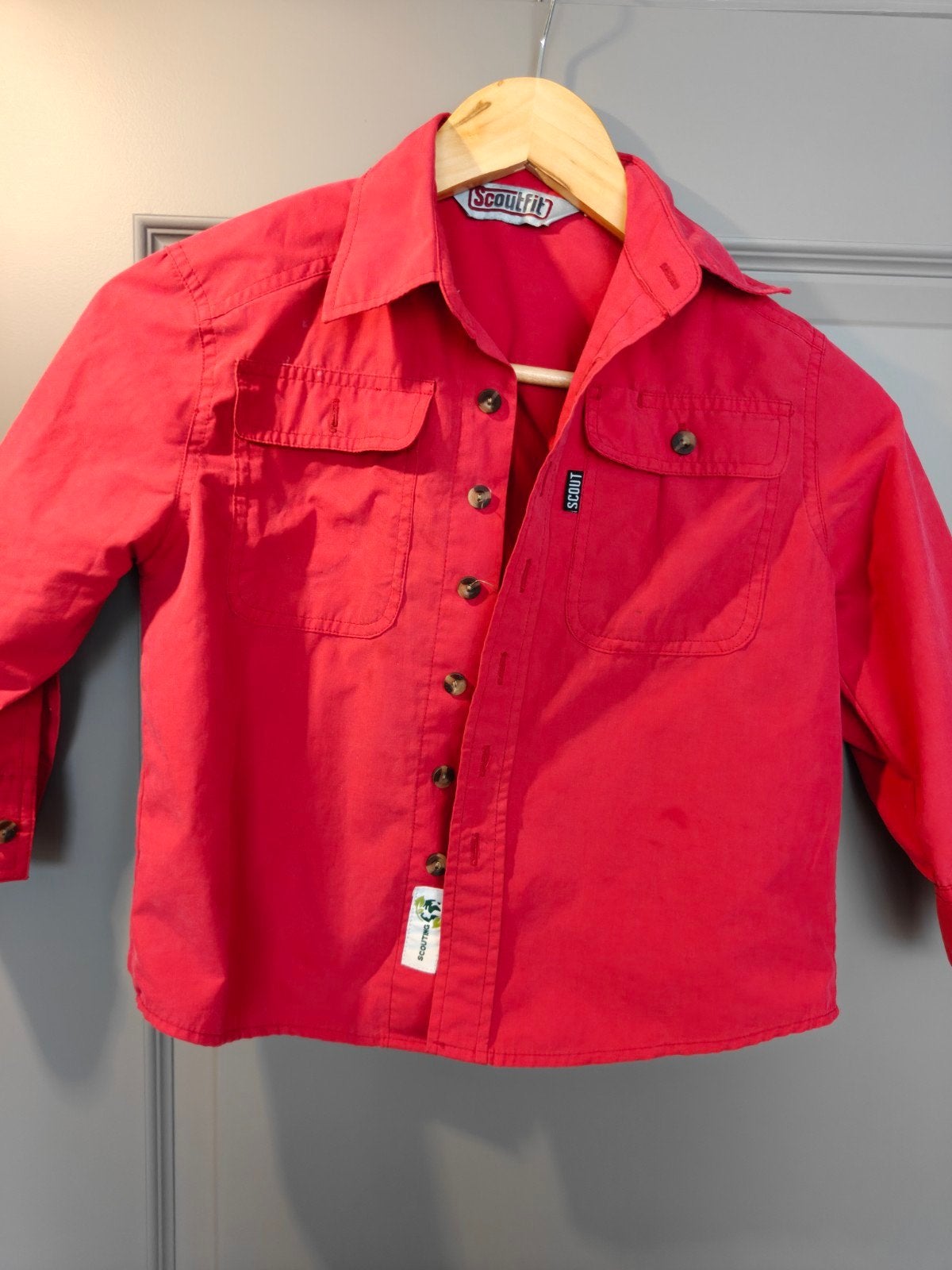 Scoutfit Scout blouse rood maat 116, Verzamelen, Ophalen of Verzenden, Gebruikt, Kleding