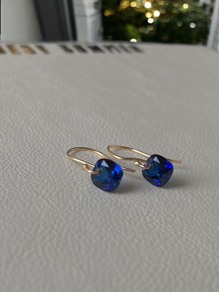 Oorbellen saffier geel goud 9K, Sieraden, Tassen en Uiterlijk, Oorbellen, Hangers, Blauw, Ophalen of Verzenden, Zo goed als nieuw