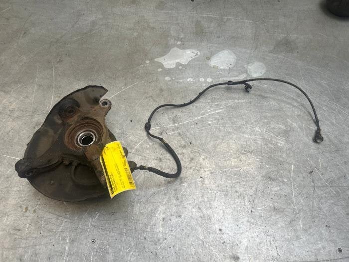 Fusee rechts-voor van een Toyota Yaris, Gebruikt, -, -, Ophalen of Verzenden