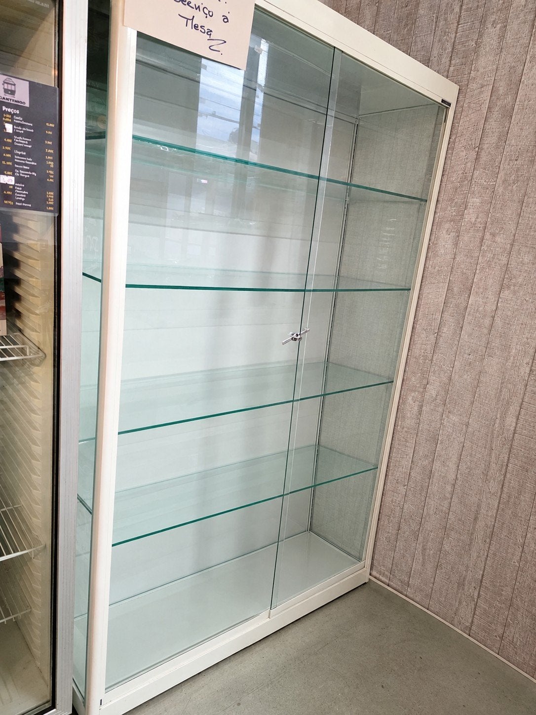 Moderne Vitrinekast met Glazen Schuifdeuren en Planken, Ophalen, 100 tot 150 cm, Glas, Modern