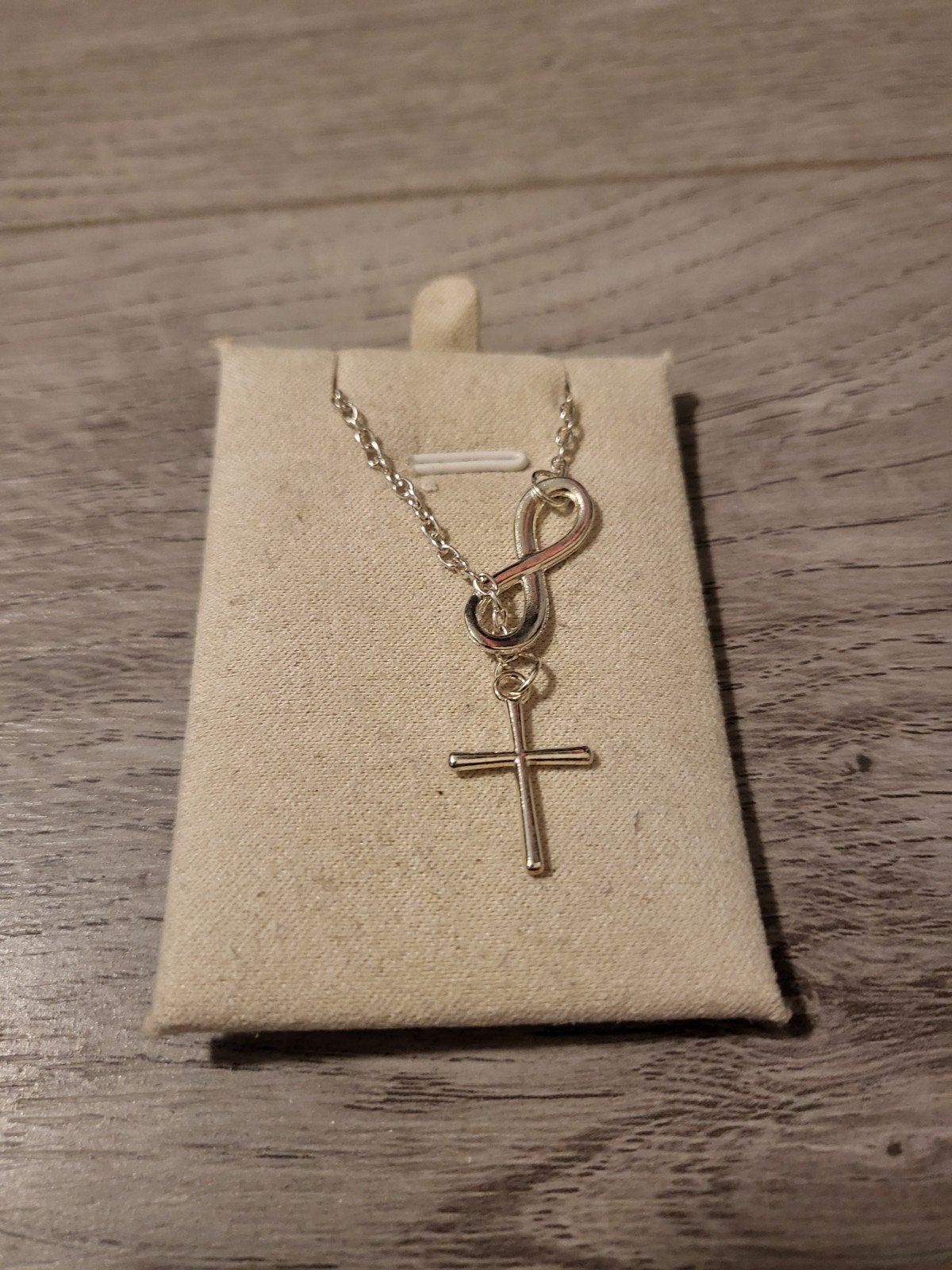 Nieuwe zilverkleurige ketting met kruis en infinity teken, Overige materialen, Verstelbaar, Nieuw, Ophalen of Verzenden