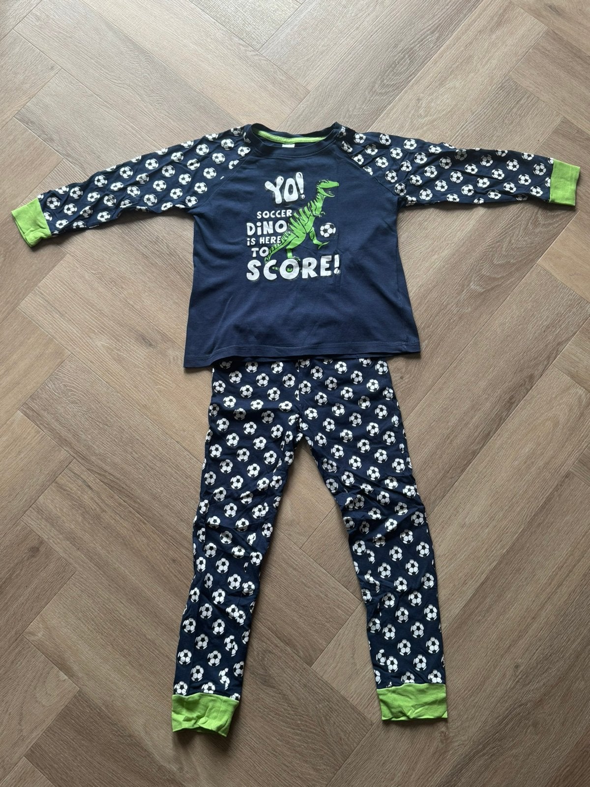 Dino voetbal pyjama maat 110/116, Kinderen en Baby's, Ophalen of Verzenden, Gebruikt, Jongen, Nacht- of Onderkleding