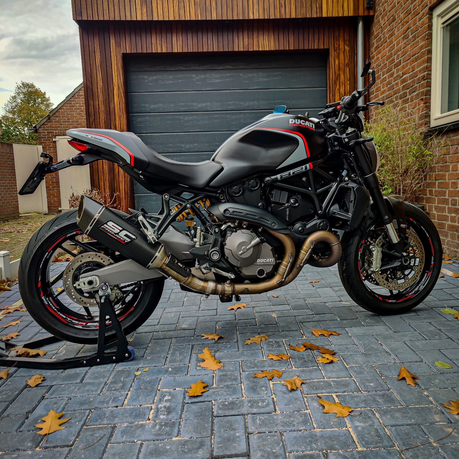 Ducati Monster 821 - Sportieve Naked Bike met SC Project uit, Motoren, 2 cilinders, Motorrijbewijs A, Gebruikt, Particulier