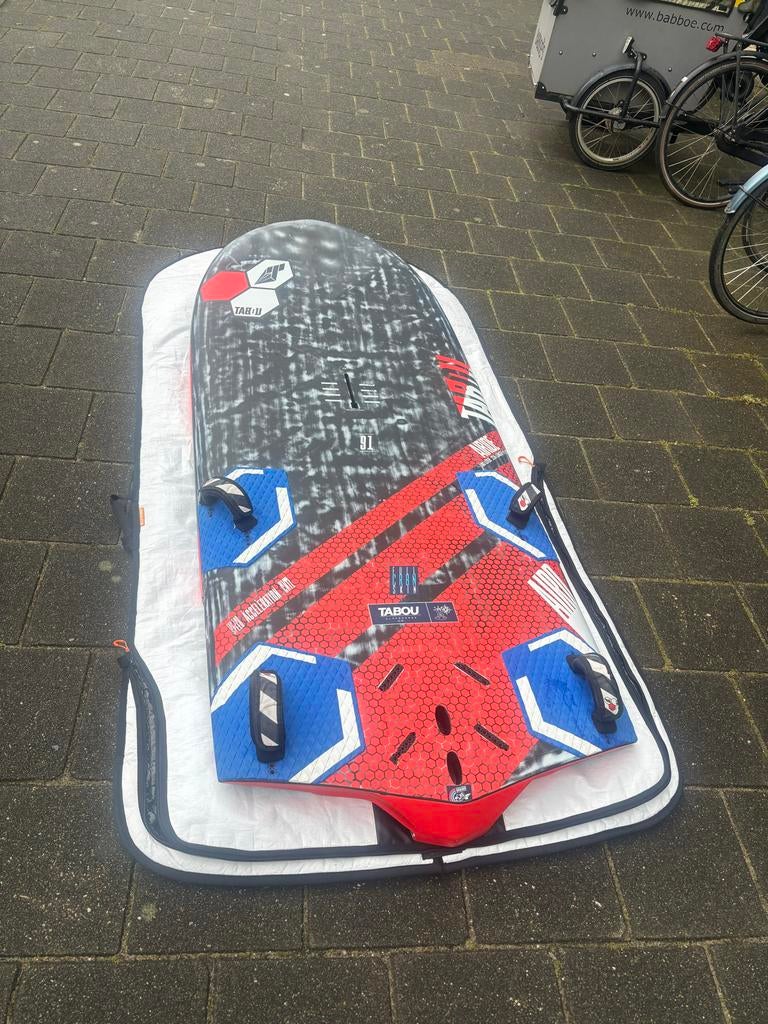Tabou Airride slalom/race foilboard met boardbag, Ophalen, 7 m² of meer, Minder dan 250 cm, Plank