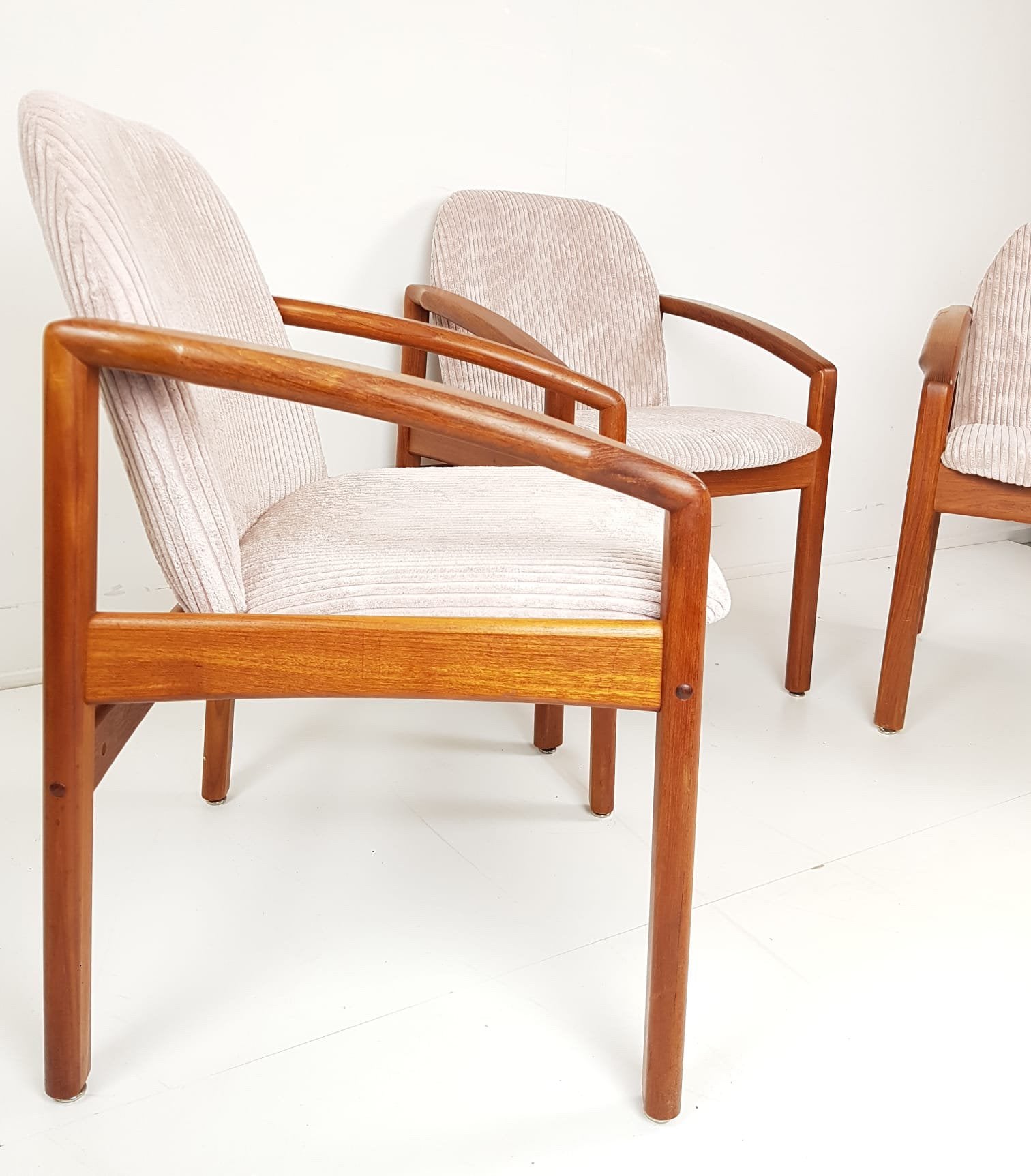 3 Deense stoelen teakhout | roze ribstof nieuw gestoffeerd, Ophalen of Verzenden, Zo goed als nieuw, Overige kleuren