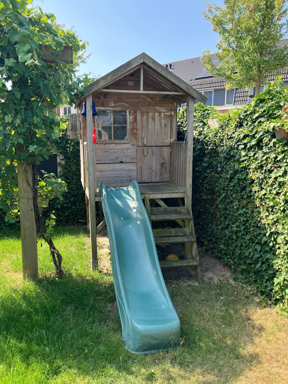Houten speelhuisje met glijbaan en krijtbord, Ophalen, Gebruikt, Glijbaan