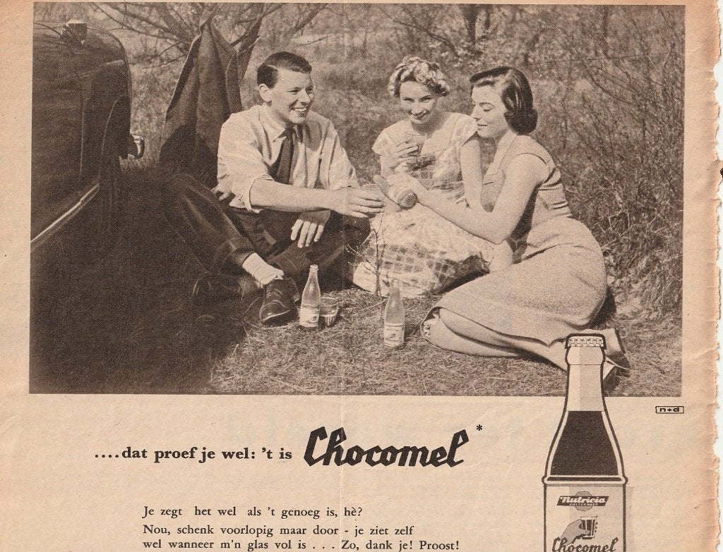 Retro reclame 1957 Nutricia Chocomel mensen bij auto, Verzenden, Overige typen