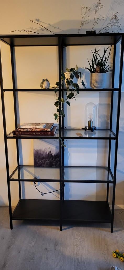 IKEA VITTSJÖ kast - Vitrinekast, Huis en Inrichting, Ophalen, Zo goed als nieuw