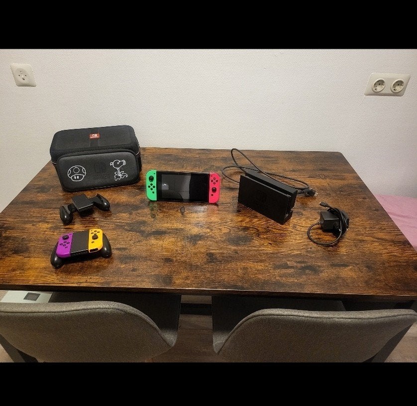 Nintendo switch base model (2017) met 2 sets joycons, Ophalen, Gebruikt, Met 3 controllers of meer, Switch Original
