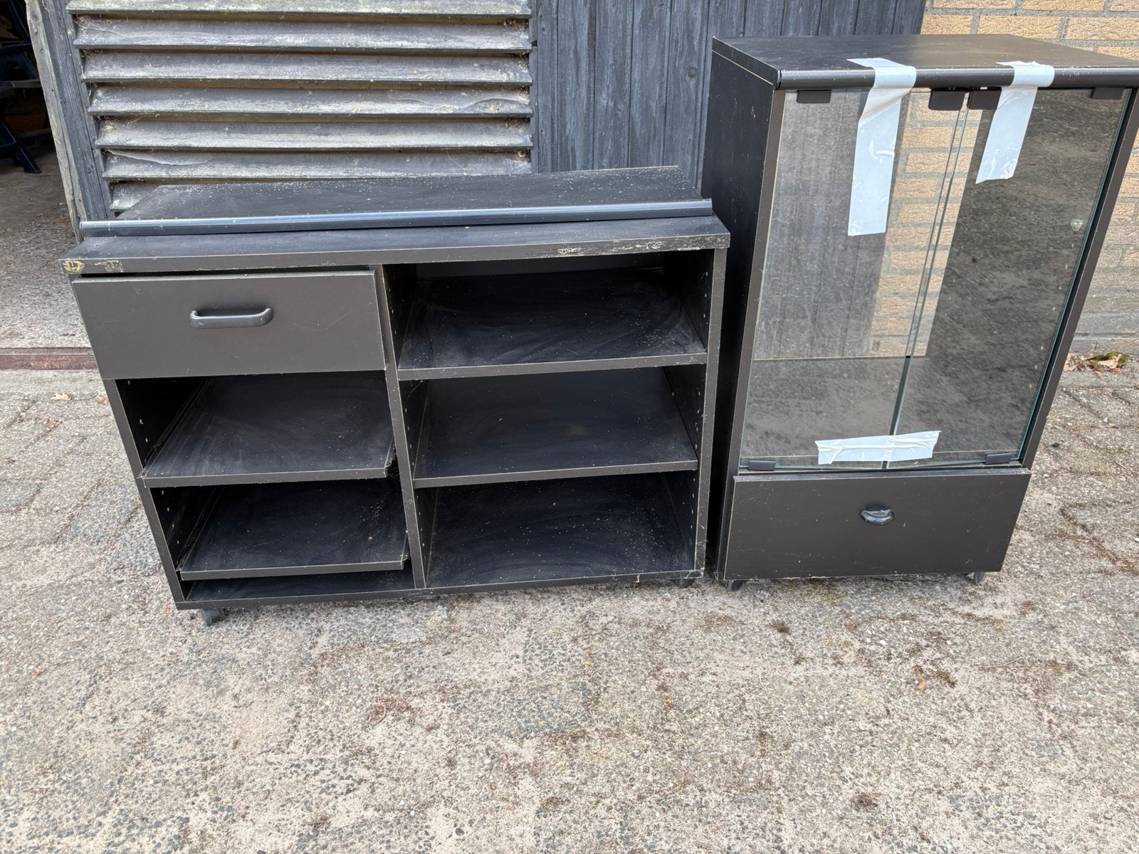 Gratis ophalen in Rijsbergen, 2 kastjes, 1 kast is van glas, Ophalen, Gebruikt, 25 tot 50 cm, Minder dan 100 cm