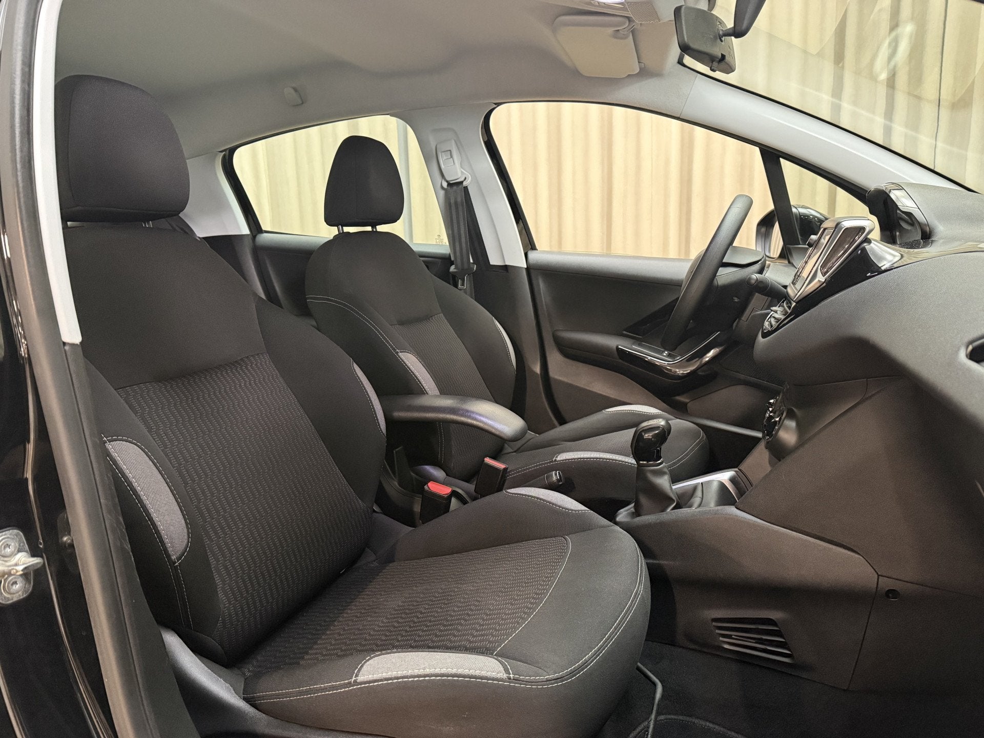 Peugeot 208 1.2 PureTech Blue Lion OrgNL! / 82PK / Carplay /, Voorwielaandrijving, Gebruikt, 1199 cc, Leder en Stof