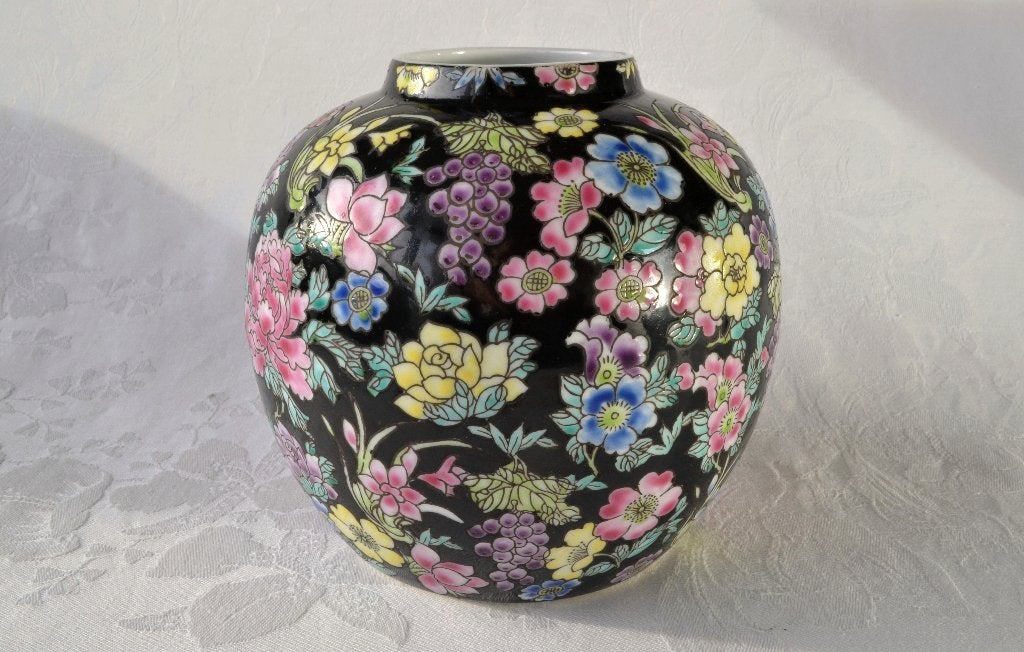 Zwart Chinees porseleinen Gemberpotje met bloemen in email, Zwart, Ophalen of Verzenden, Steen/keramiek, Met patroon/structuur
