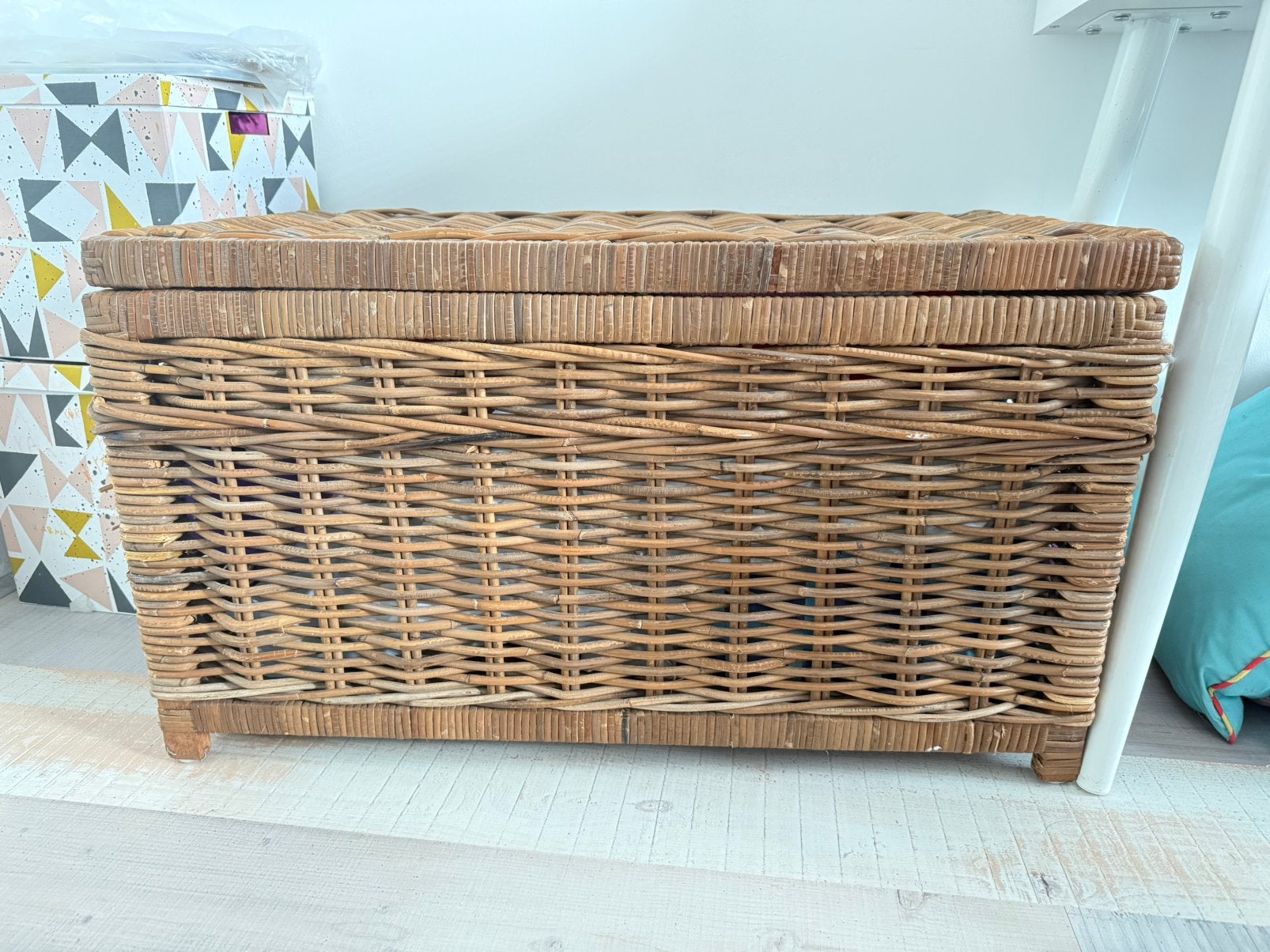 Rotan mand met deksel en handvaten, Ophalen, Zo goed als nieuw, Rond, Riet