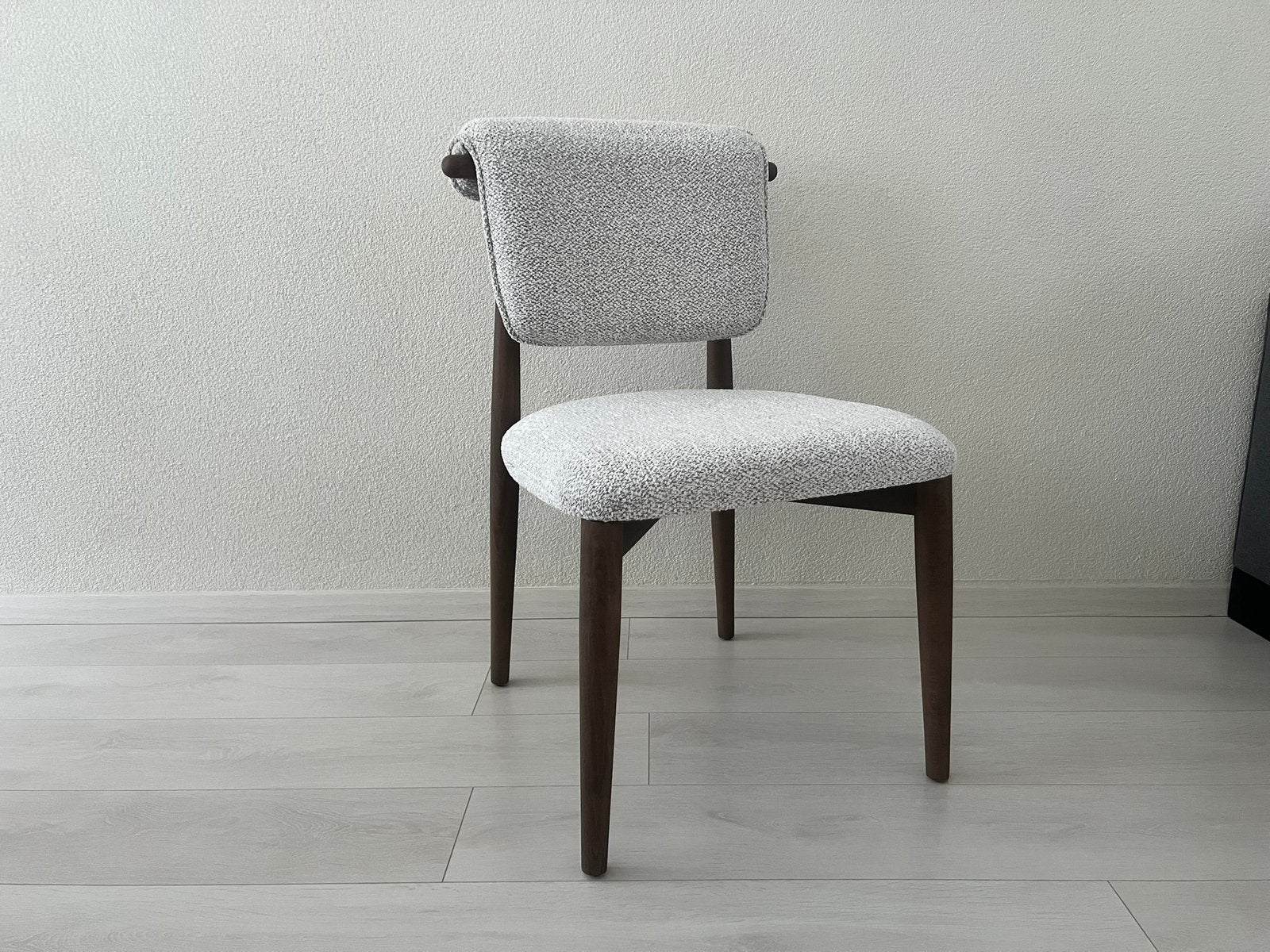 Partij japandi stoelen van linnenstof in noten, wit, grijs, Ophalen, Japandi, 6604 BV, M&M Houtbewerking