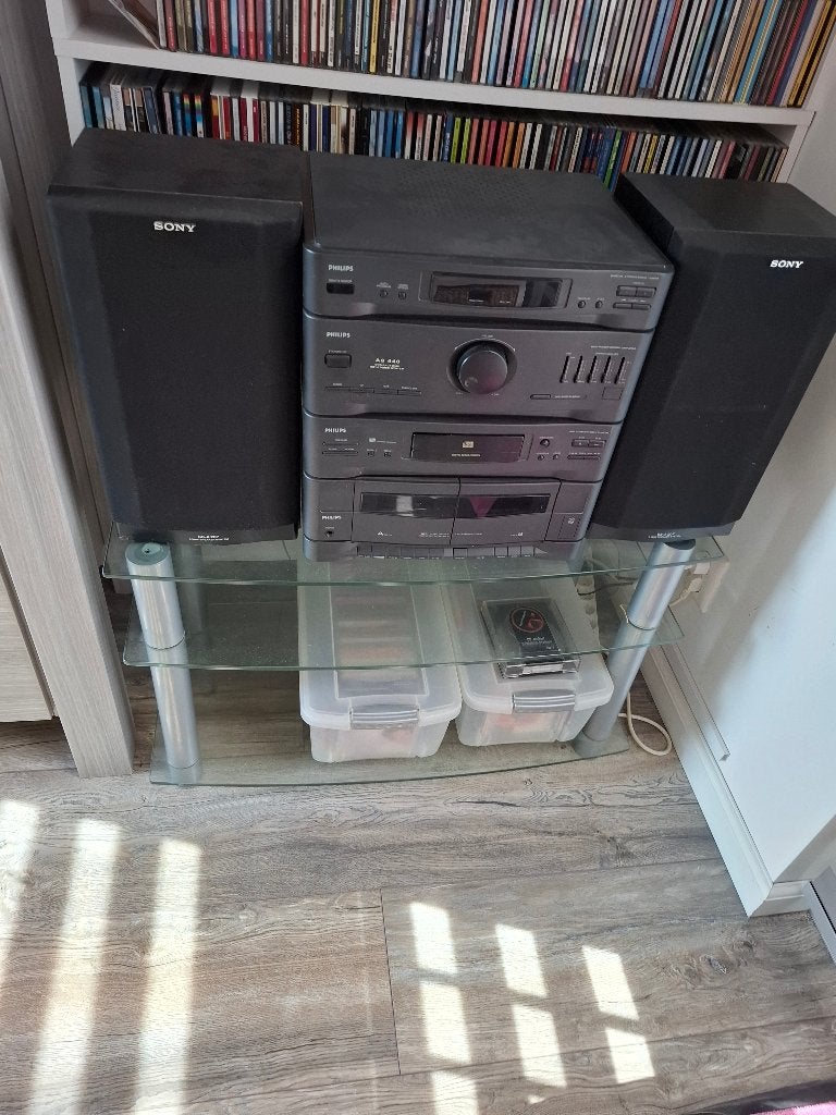 Foto 2 van Philips Stereo-installatie met Sony speakers en CD/DVD's
