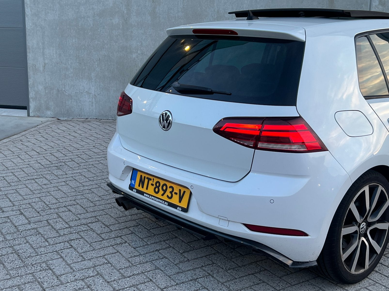 BomVolle Volkswagen Golf 7 1.4 TSI DSG AUT7/Panorama/LED/APK, 4 cilinders, Wit, Leder, 650 kg