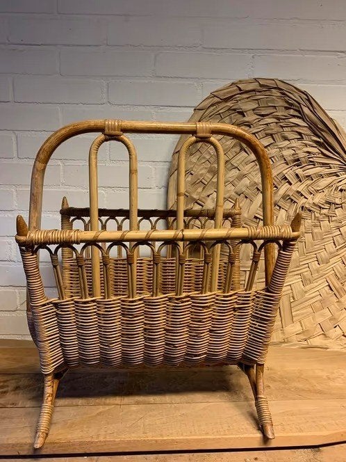 vintage rotan krantenbak, Meerdere vakken, Natuurlijk materiaal, Lectuurbak, Ophalen of Verzenden