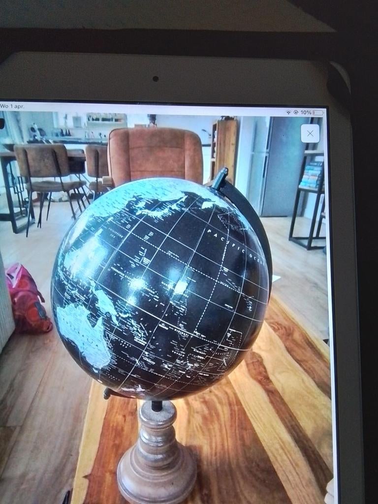 Zwarte wereldbol met houten voet, Huis en Inrichting, Woonaccessoires | Overige, Ophalen