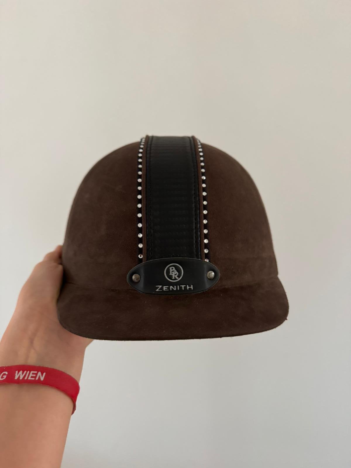 Cap Zenith Swarovski bruin suede 54 cm, Dieren en Toebehoren, Ophalen of Verzenden, Gebruikt, Dressuur, Rijhelm/cap