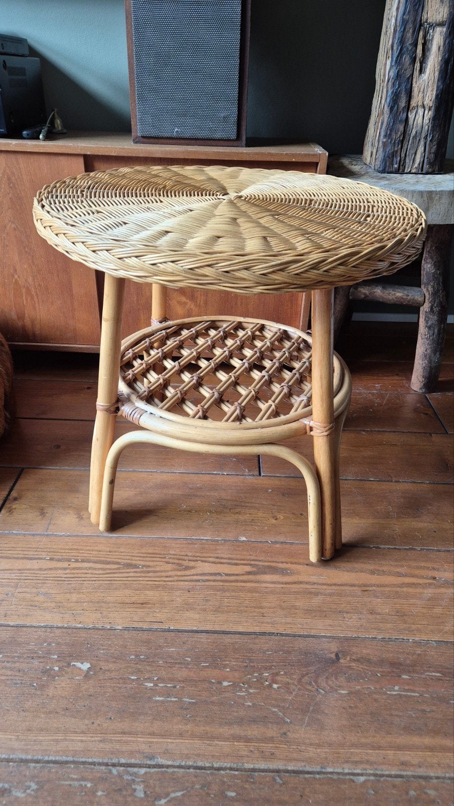 Vintage retro bamboe rieten tafeltje helemaal intact, Huis en Inrichting, Overige materialen, Minder dan 55 cm, Gebruikt, Rond