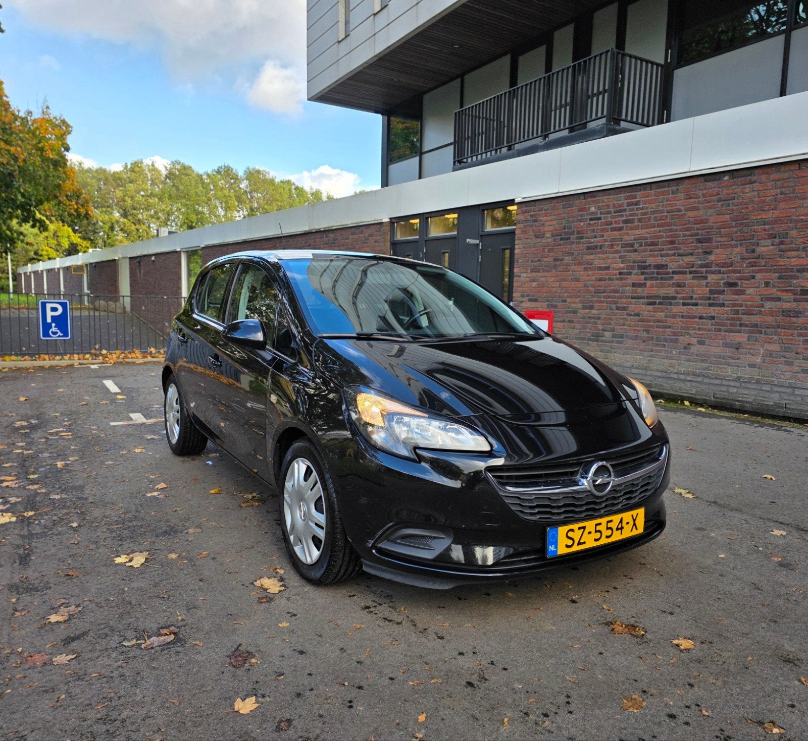 Opel Corsa 1.4 Favourite 5drs 2018 103dkm Airco/NAVI/APK2027, Auto's, Voorwielaandrijving, Dealer onderhouden, 4 cilinders, Zwart