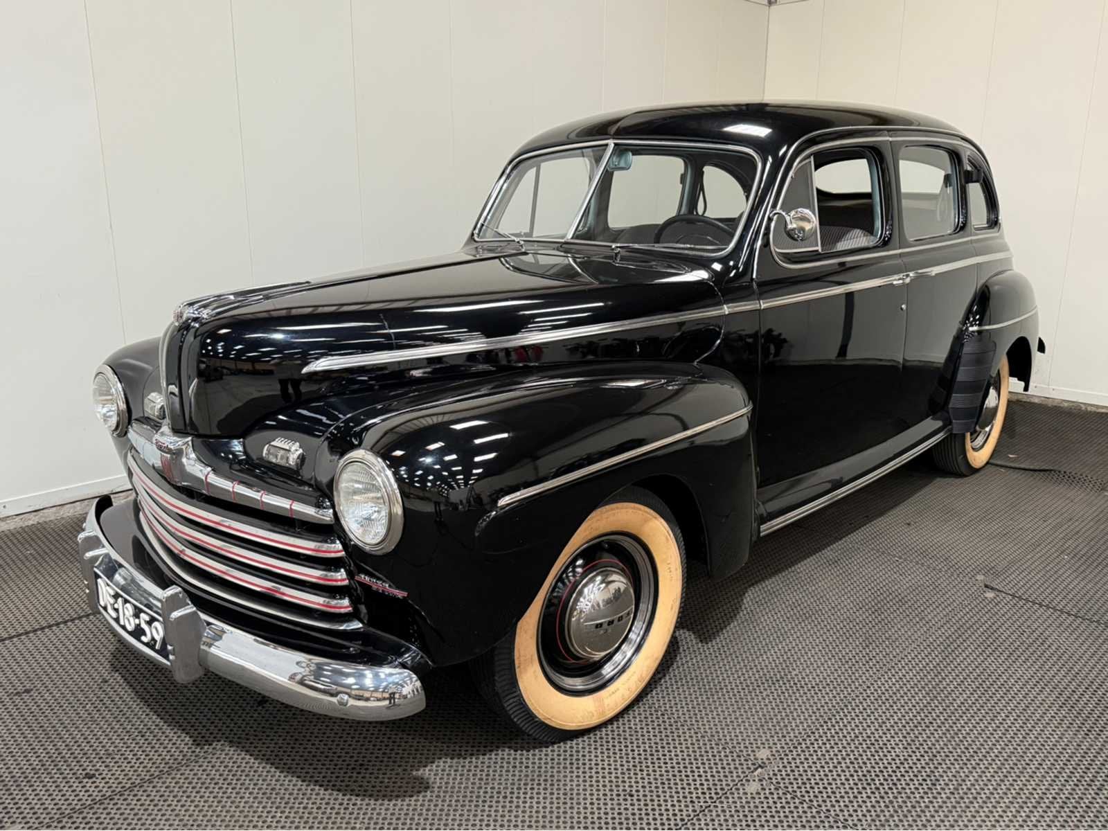 Ford - Fourdoor - V8 - Oldtimer - 1945, Overige carrosserieën, Zwart, Bedrijf, Ford