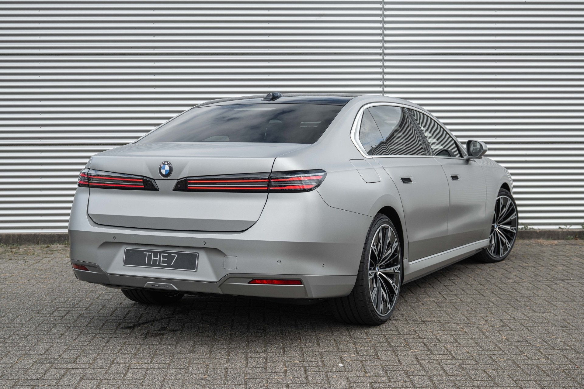 BMW i7 50 xDrive / Panoramadak Sky Lounge / Trekhaak / Bower, Auto's, Automaat, Dealer onderhouden, 2670 kg, Radio