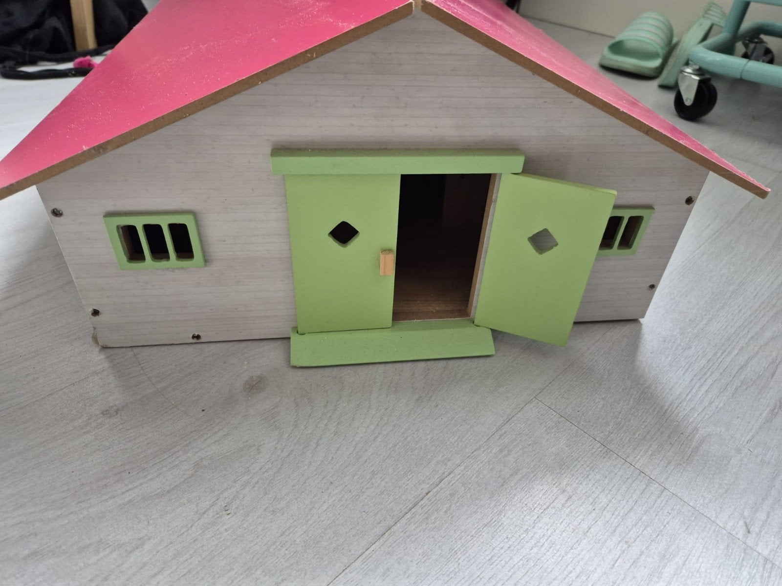 Houten stal  met Roze Dak en Groene Details, Ophalen, Gebruikt, Poppenhuis