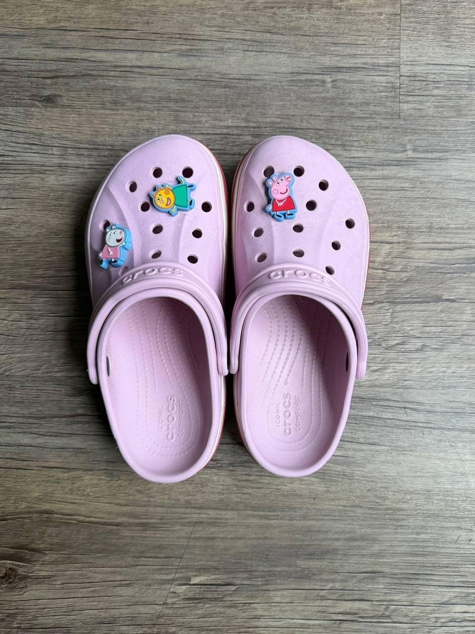 Roze Crocs met Peppa Pig en Winnie de Poeh bedels, Kleding | Dames, Ophalen of Verzenden, Zo goed als nieuw, Roze, Slippers