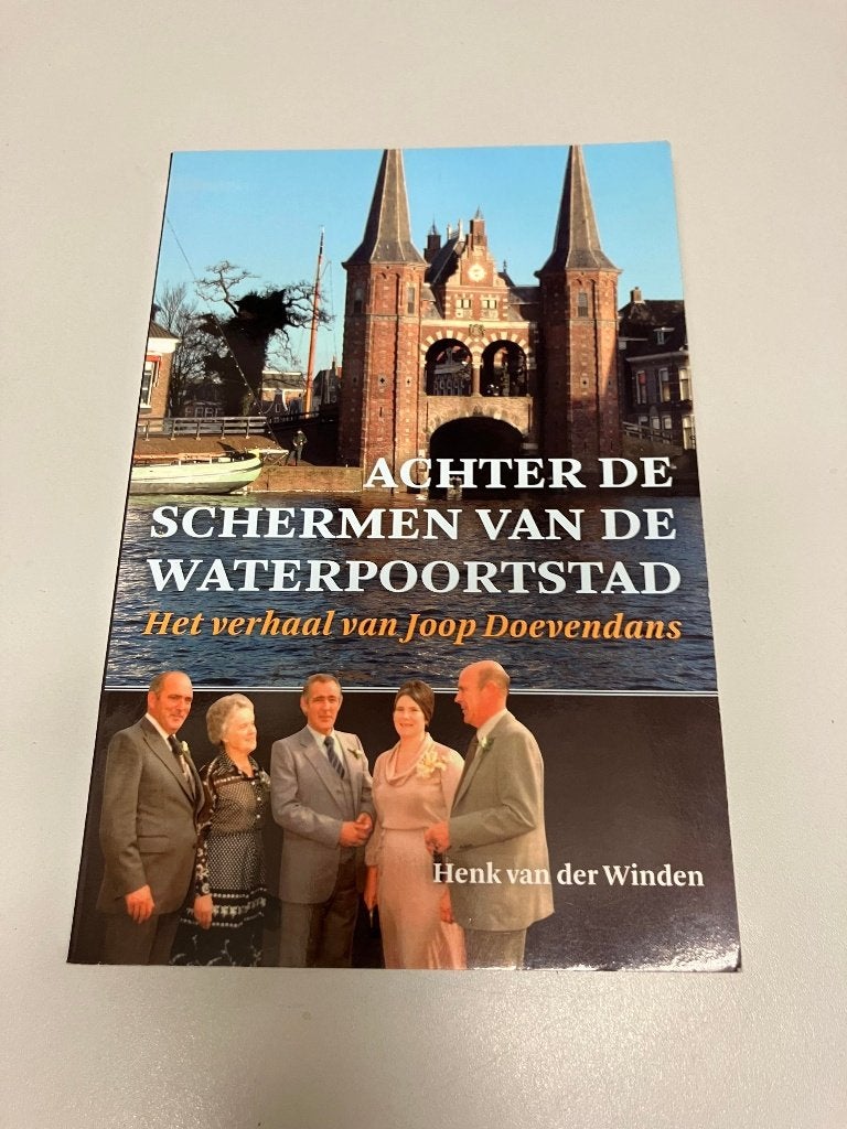 Achter de schermen van de waterpoortstad, Boeken, Ophalen of Verzenden, Gelezen