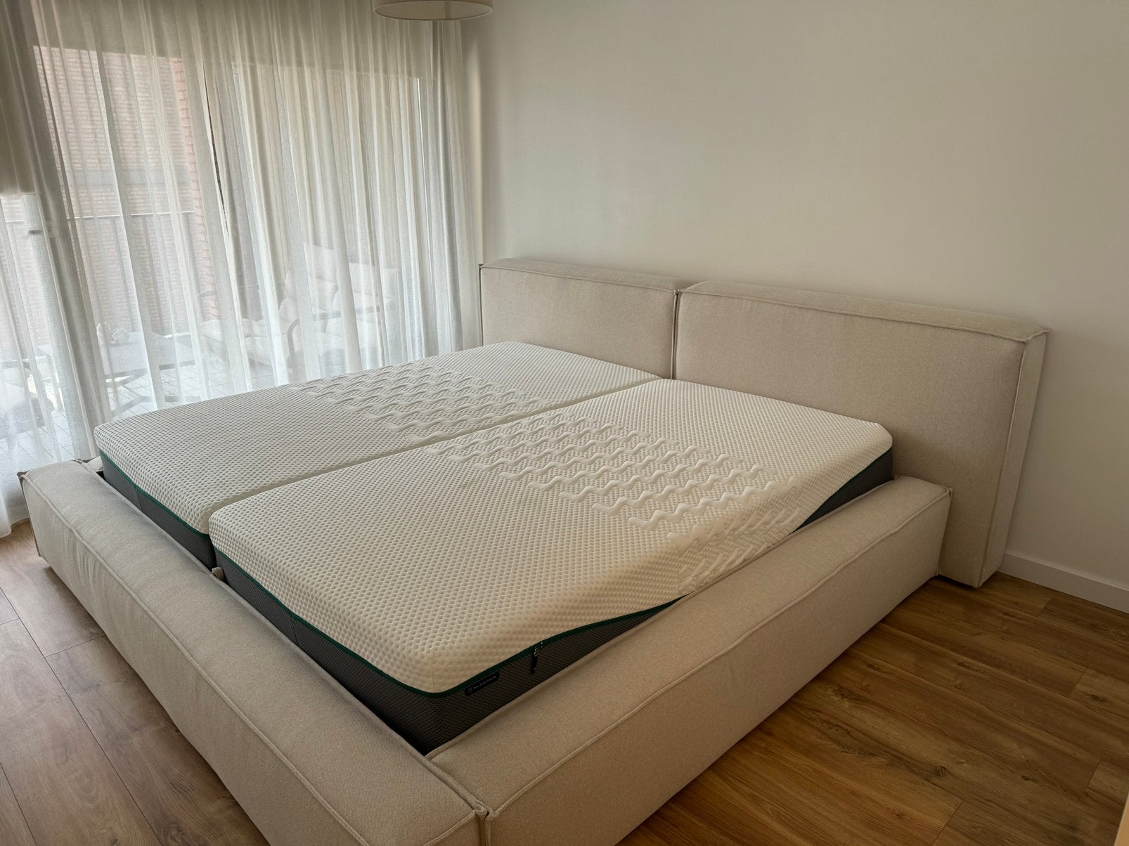 Westwing Lennon Bed 200x200 – incl. 2 Swissense matrassen, Ophalen, Tweepersoons, Overige maten, Stof