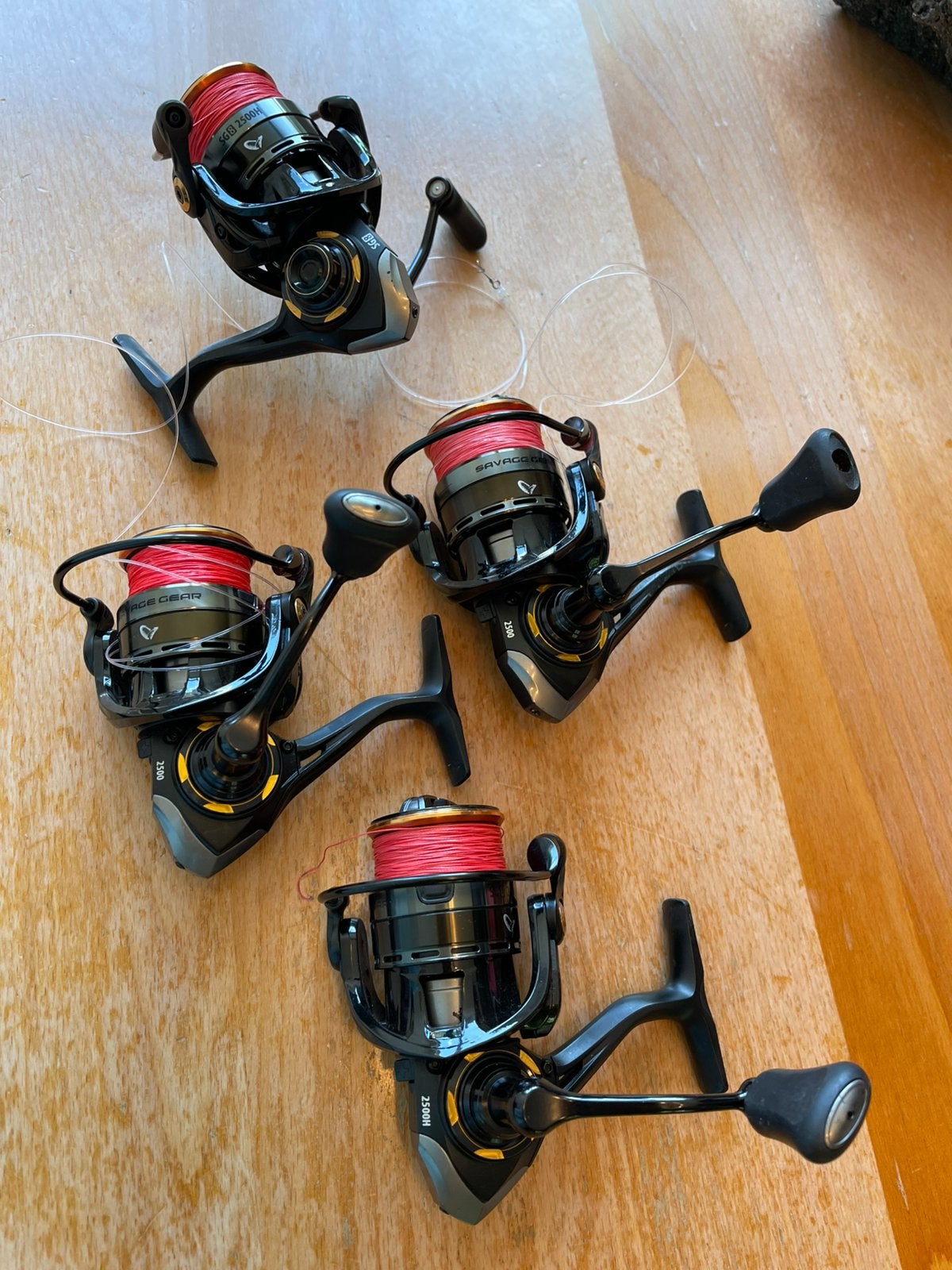 Vier Savage Gear 2500H molens met spiderwire smooth 8 rood., Ophalen of Verzenden, Gebruikt, Molen