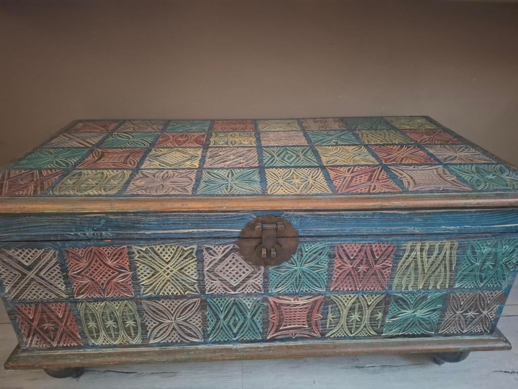 Prachtige dekenkist met kleurrijk houtsnijwerk, Ophalen of Verzenden