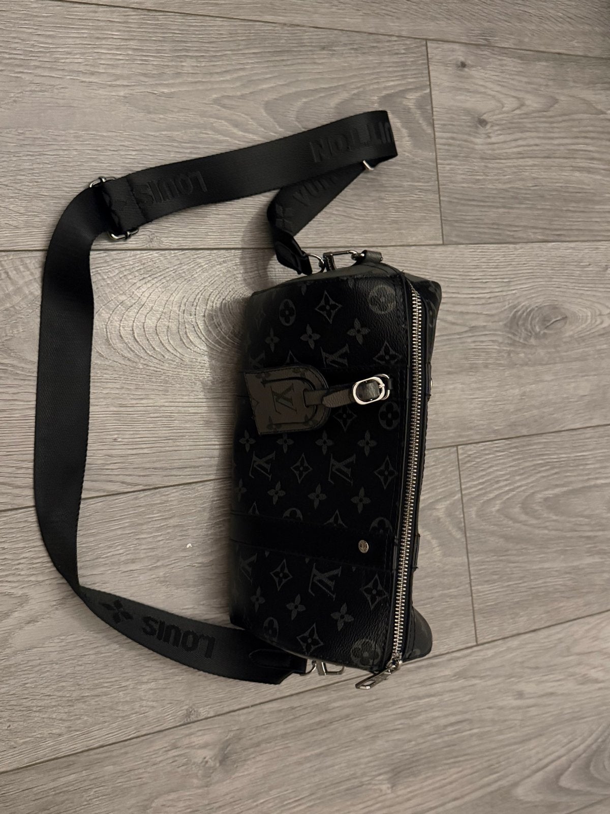 Louis Vuitton Outdoor Sling Bag Monogram Eclipse, Ophalen of Verzenden, Zo goed als nieuw, Zwart