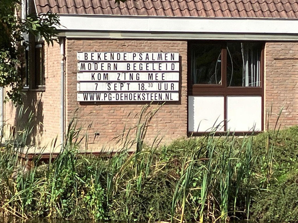 Mededelingen bord met losse letters, Contacten en Berichten