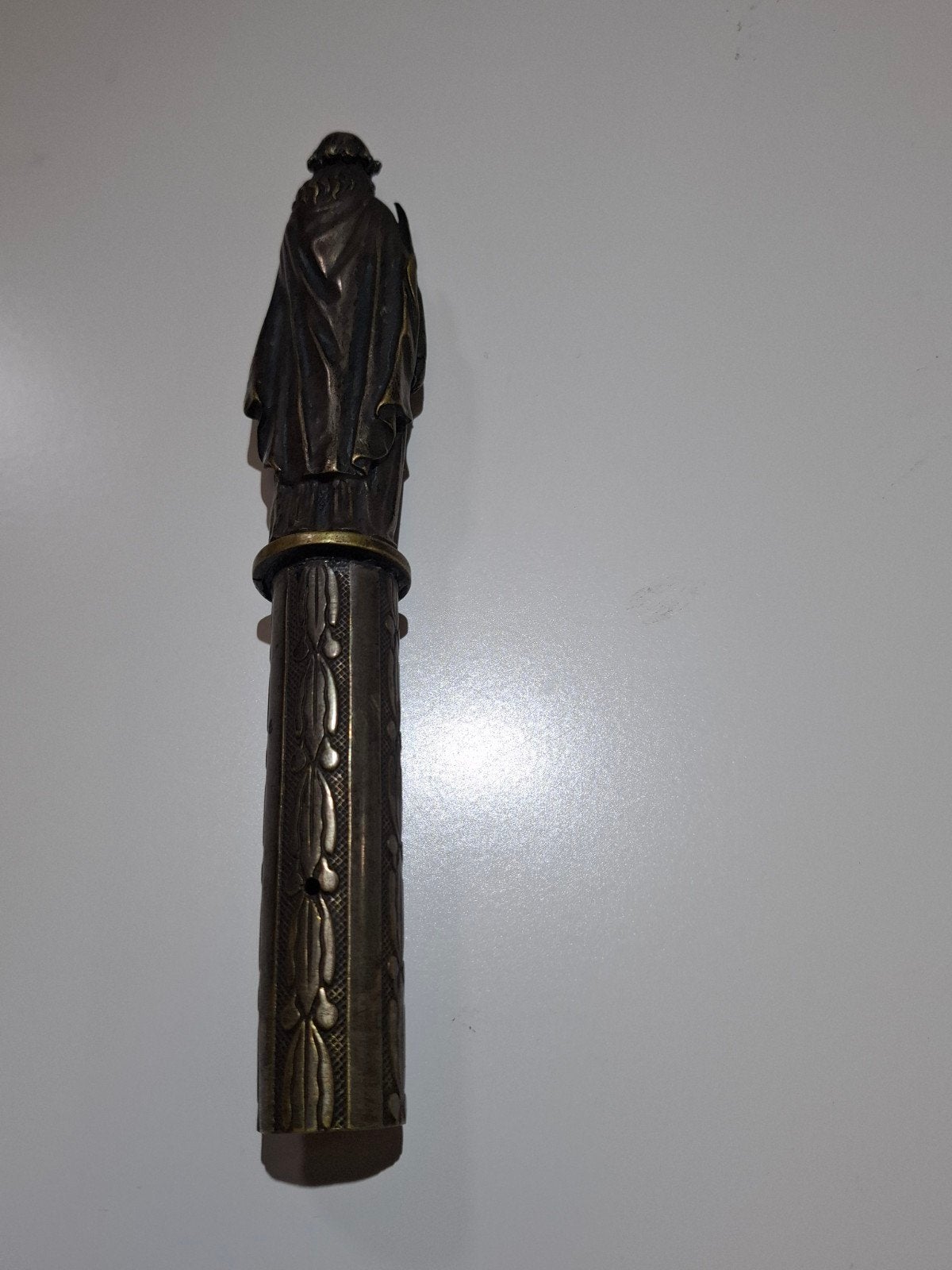 Antieke bronzen of koper figuur met veer - Decoratief object, Ophalen of Verzenden