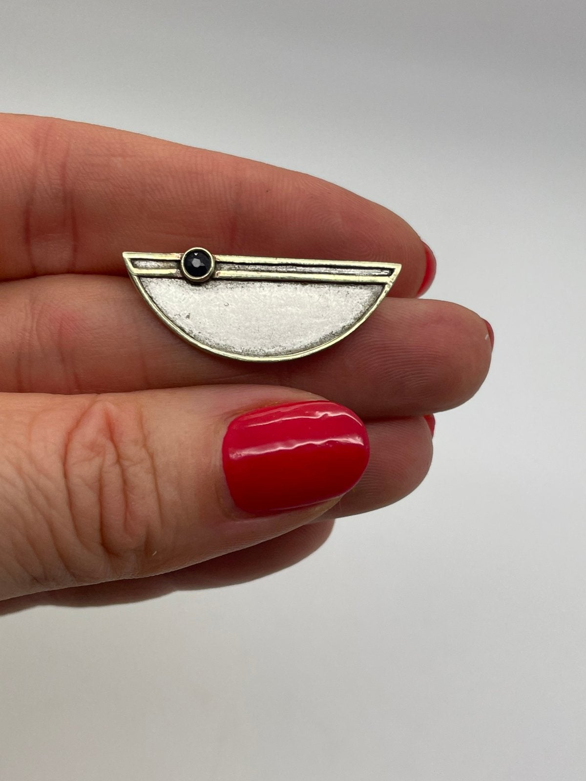 E387 Prachtige zilveren modernist broche blauwe saffier, Sieraden, Tassen en Uiterlijk, Minder dan 4 cm, Ophalen of Verzenden