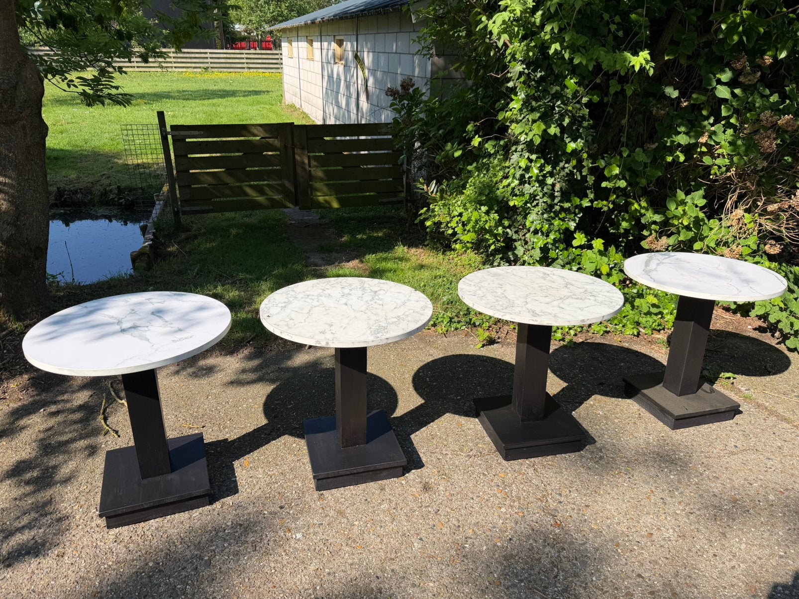 4 tafels met ronde kunststof marmer look blad horeca, Ophalen, Kunststof, Rond, Tot twee personen