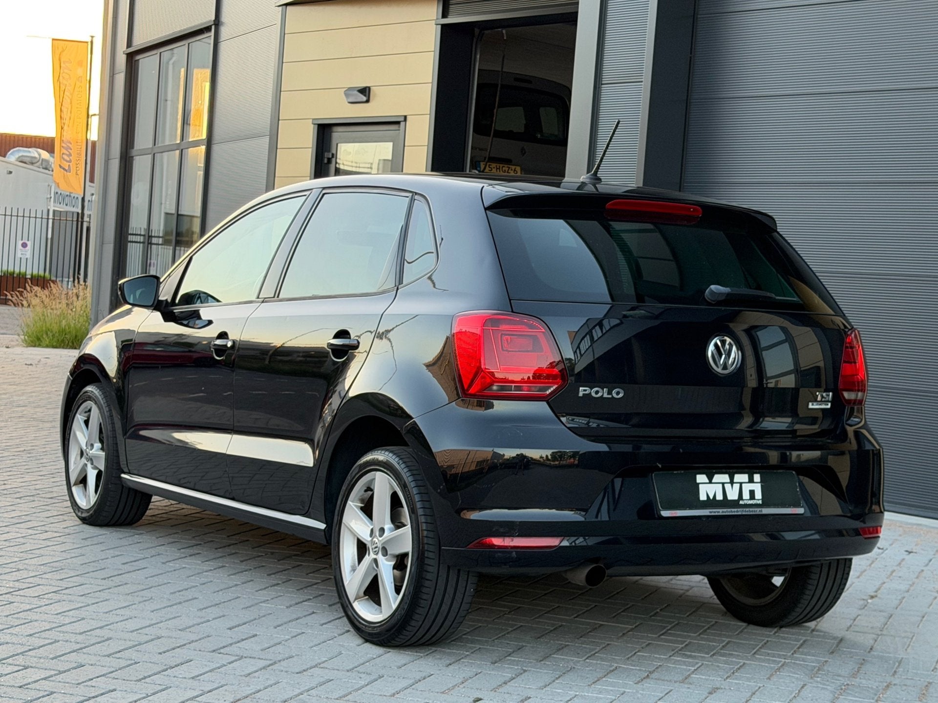 Volkswagen Polo 1.2 TSI Highline - GTI Uitv. - Navi - Airco, Stof, Euro 6, 4 cilinders, Zwart