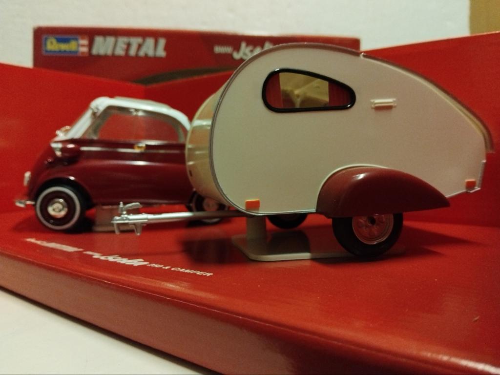 BMW Isetta 250 Camper / Caravan rood Revell metal 1:18 KRD, Ophalen of Verzenden, Zo goed als nieuw, Auto, Revell
