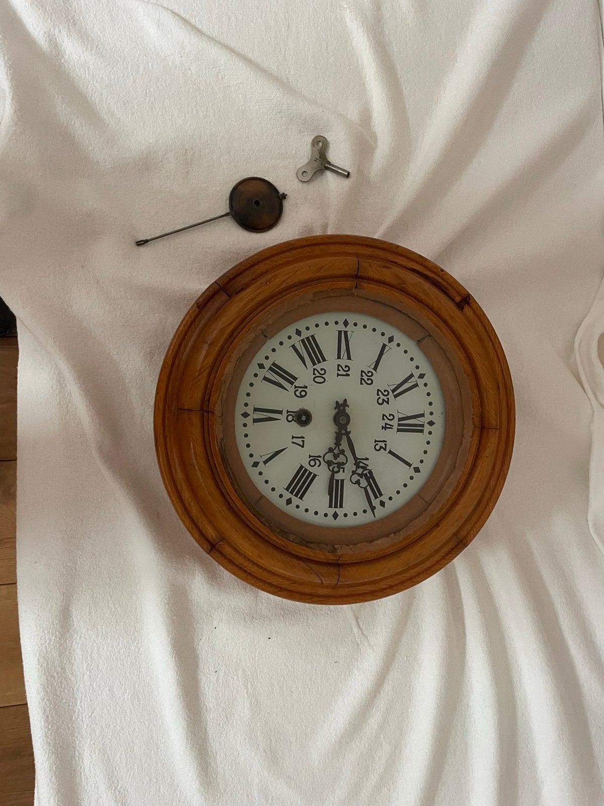 Antieke houten wandklok met slinger en opwindsleutel, Antiek en Kunst, Ophalen