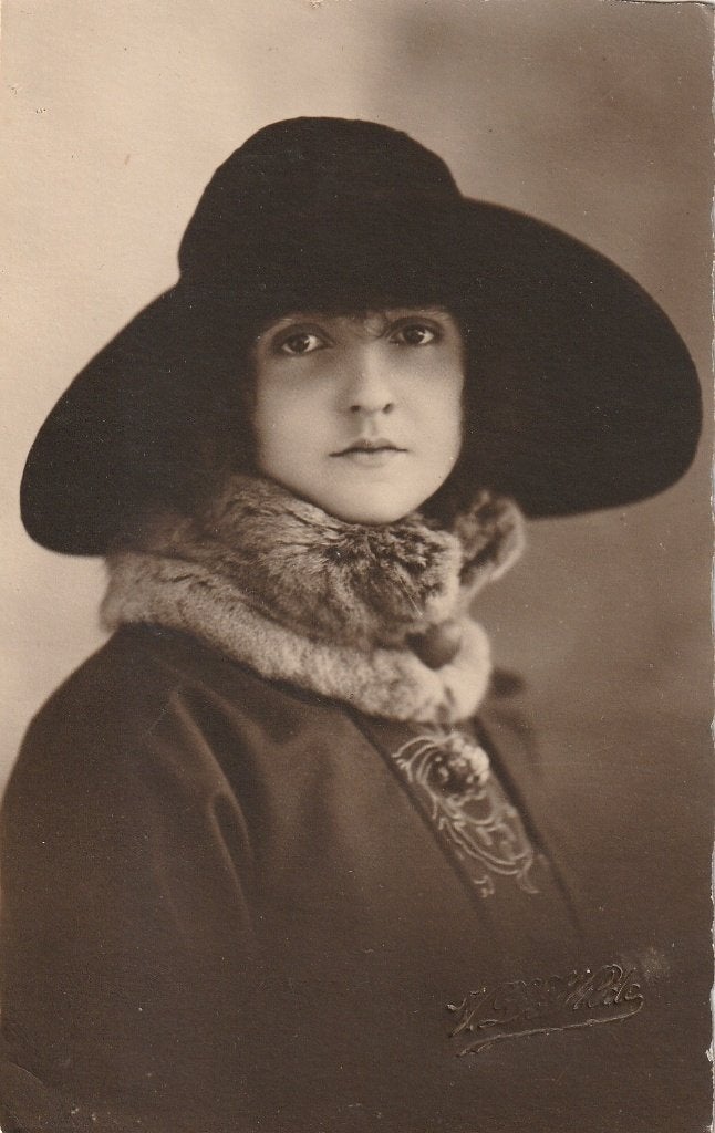 MEISJE JURK HOED BEGIN 1900 ZEER MOOI OUDE KAART KO618, Ophalen of Verzenden, 1920 tot 1940, Ongelopen, Overige thema's