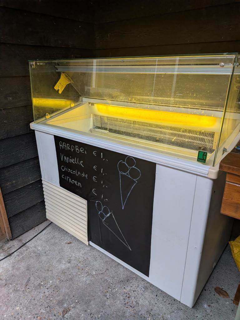 Schepijsvitrine ijswagen
Verrijdbare ijsverkoop wagen, Ophalen