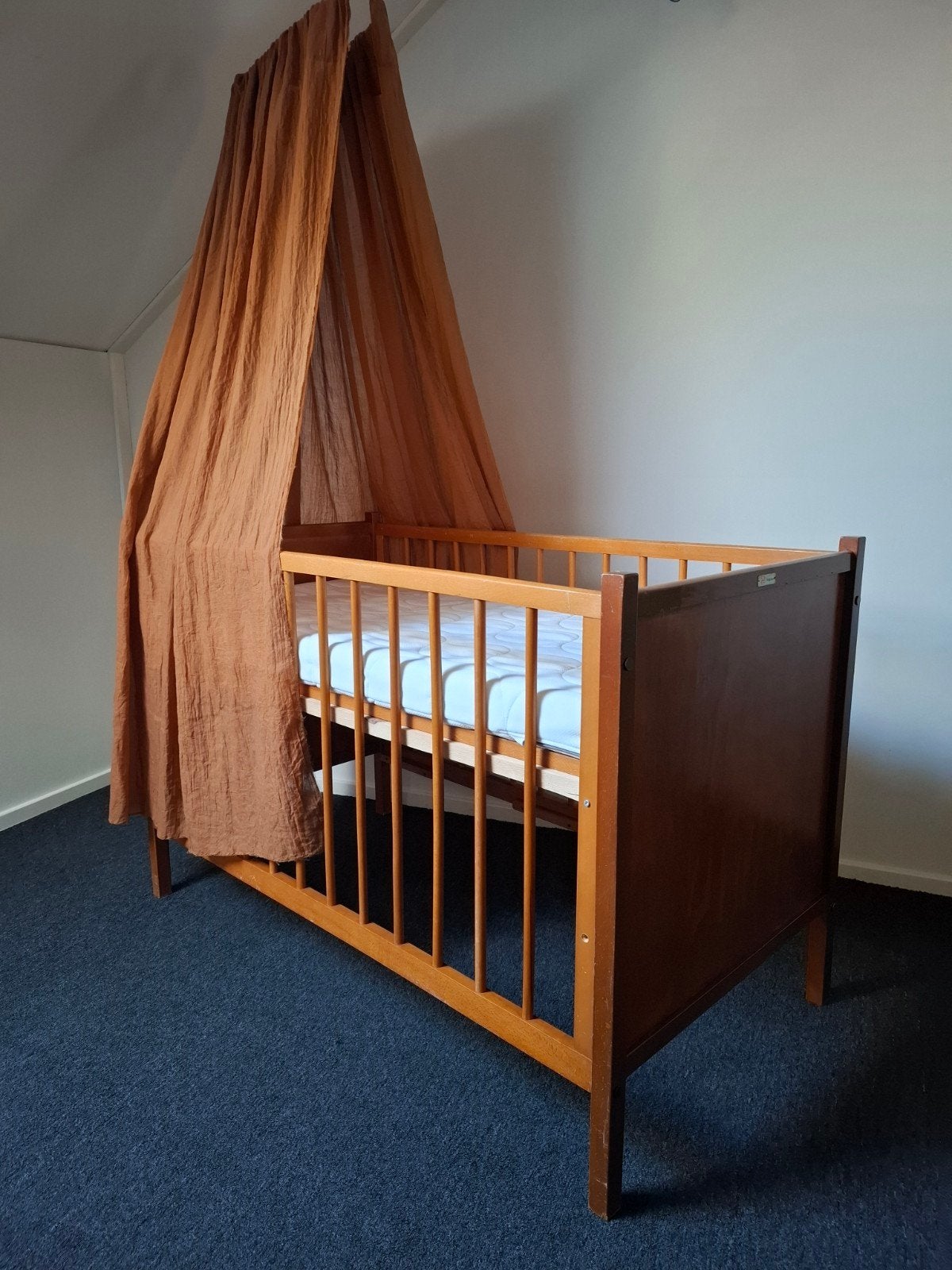 Vintage Scandinavisch ledikant Hegowa met nieuw matras, Kinderen en Baby's, Babywiegjes en Ledikanten, Ophalen, Gebruikt, Ledikant