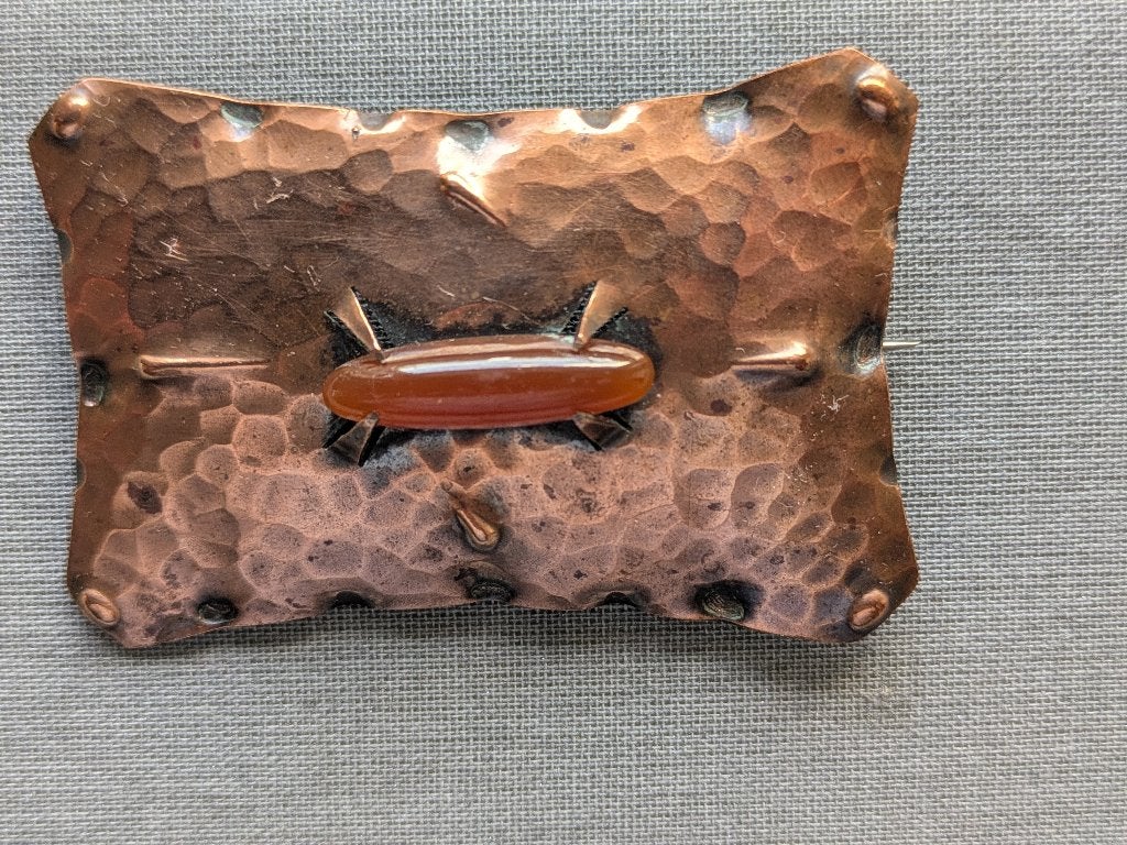 Amsterdamse school koperen broche met steen, 4 tot 7 cm, Ophalen of Verzenden, Met edelsteen, Koper