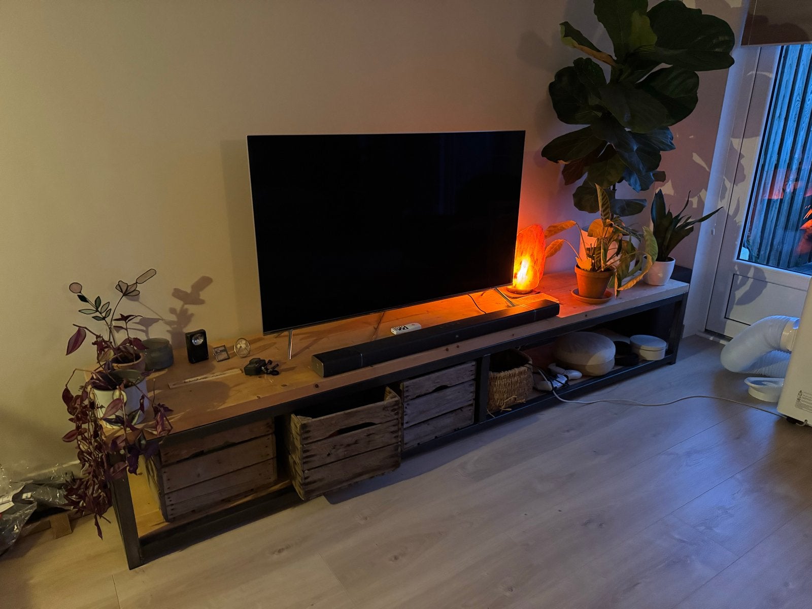 TV-meubel en bank van hout en metaal, Huis en Inrichting, Kasten | Televisiemeubels, Ophalen, Gebruikt, 200 cm of meer, Minder dan 100 cm