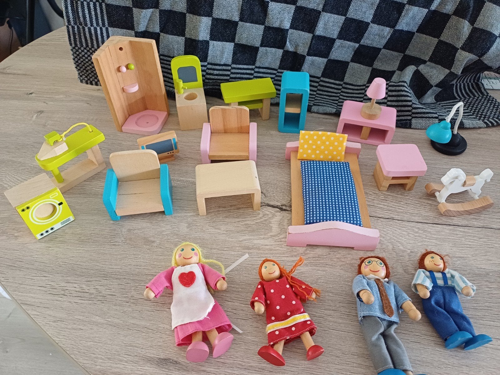 Houten poppenhuismeubeltjes met 4 poppetjes, Ophalen of Verzenden, Poppenhuis